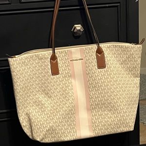 LARGE MICHAEL KOHRS PURSE. IN GOOD CONDITION.